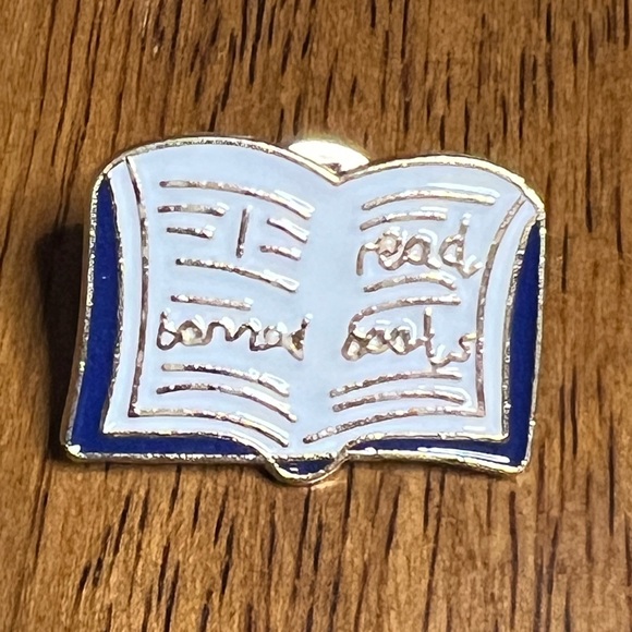 NEW - I Read Banned Books Enamel Pin - Picture 1 of 1